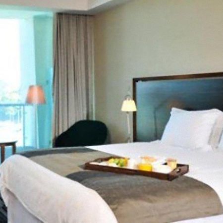 Hotel Dreams Вальдивия Экстерьер фото A room at the hotel