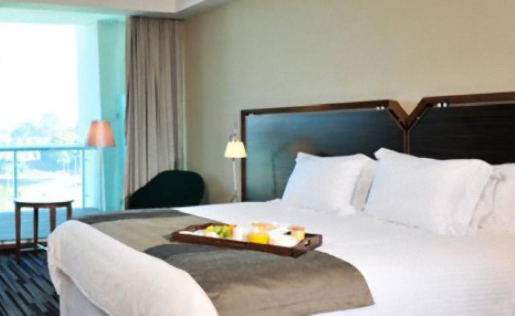 Hotel Dreams Вальдивия Экстерьер фото A room at the hotel