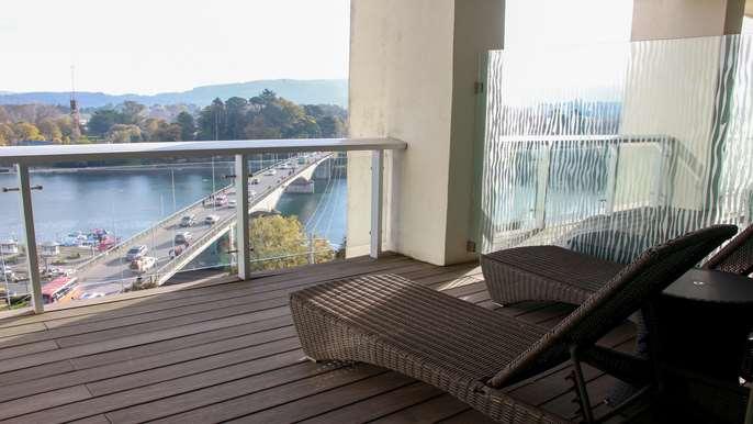 Hotel Dreams Вальдивия Экстерьер фото View of the bridge from the hotel