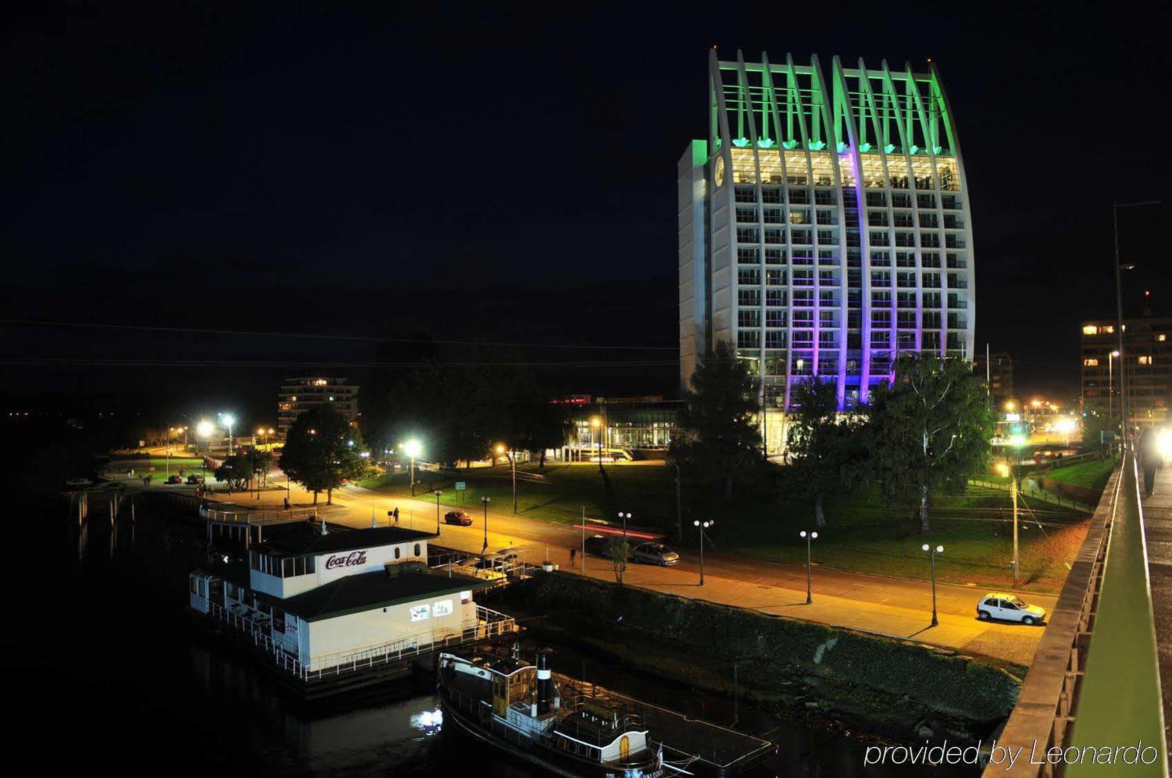 Hotel Dreams Вальдивия Экстерьер фото The Riverfront Hotel at night