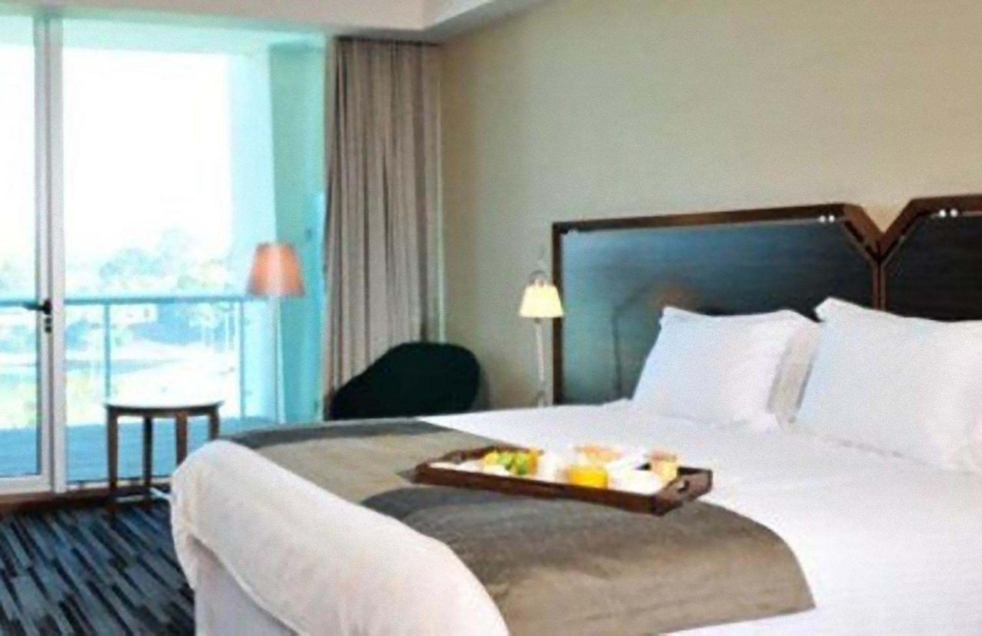 Hotel Dreams Вальдивия Экстерьер фото A room at the hotel