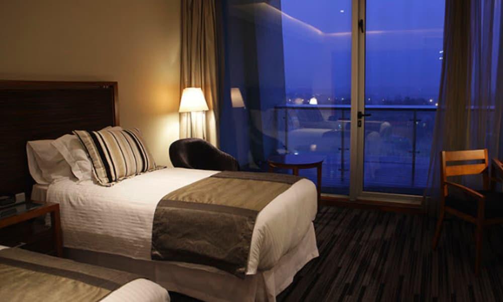 Hotel Dreams Вальдивия Экстерьер фото A room at the hotel
