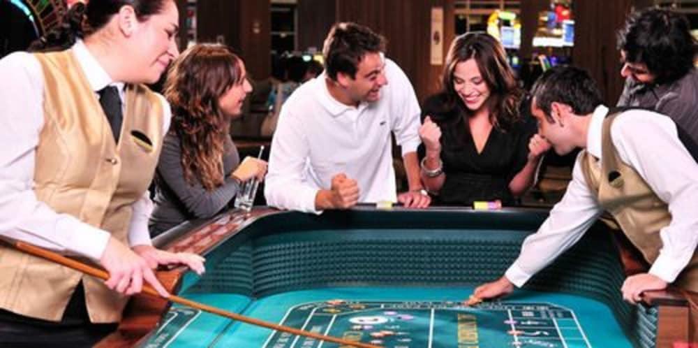 Hotel Dreams Вальдивия Экстерьер фото A game of Tejo being played